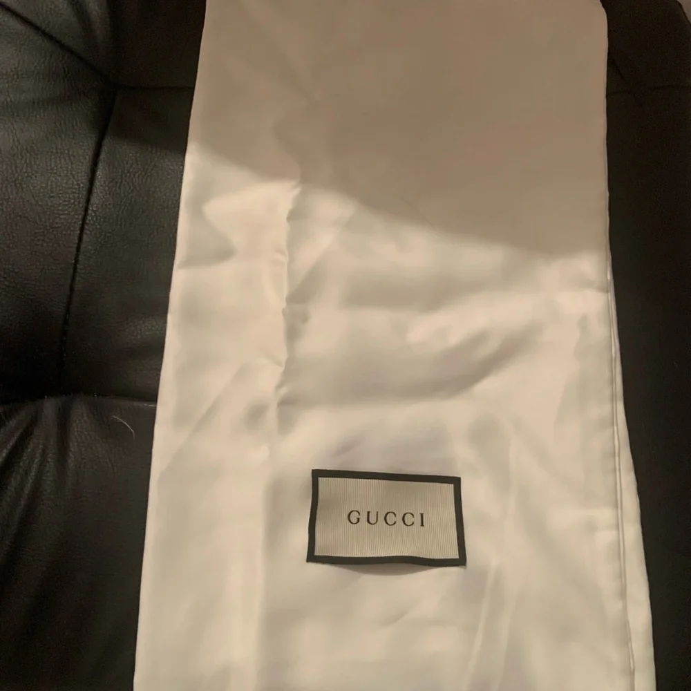 Preloved‎ Gucci dustbag. About 14x8.5 inches